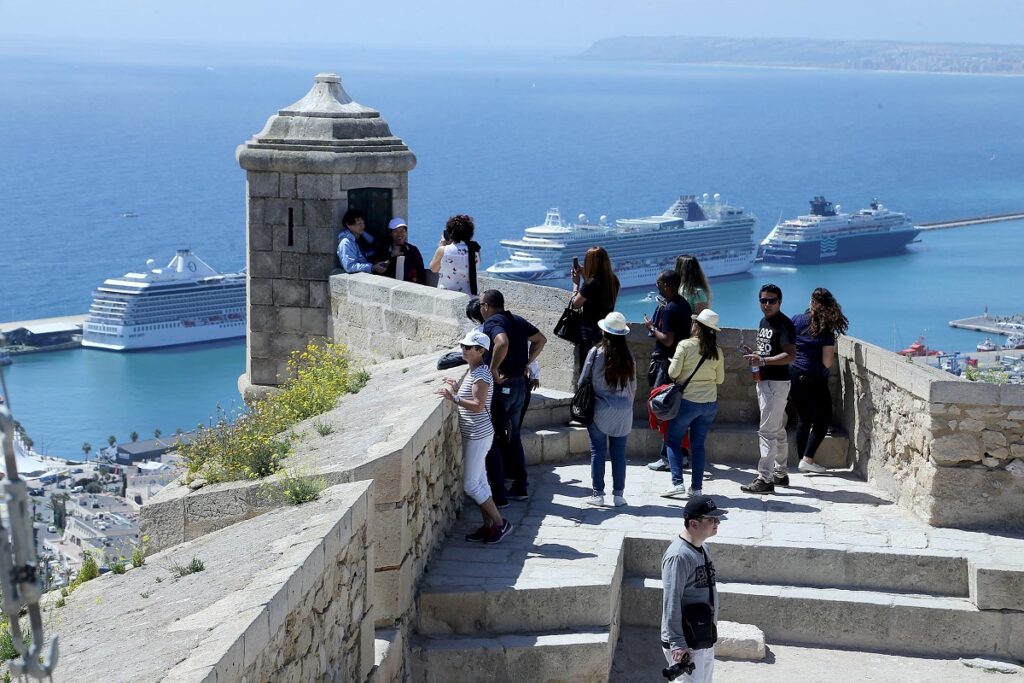 Imagen de grupo de personas observando cruceros desde el Castillo de Santa Bárbara