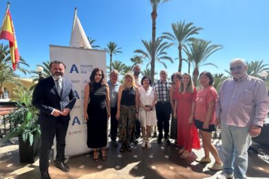 Corresponsales extranjeros de visita en Alicante, acompañados por autoridades.