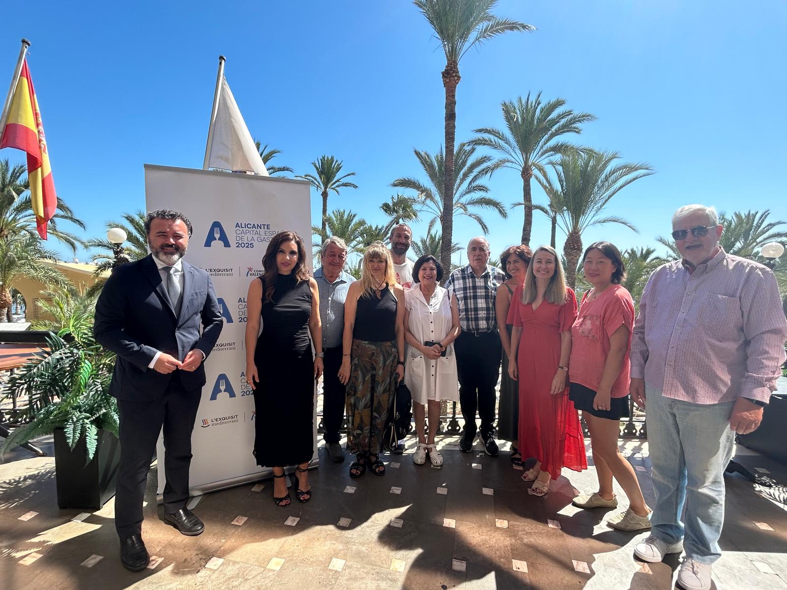 Corresponsales extranjeros de visita en Alicante, acompañados por autoridades.